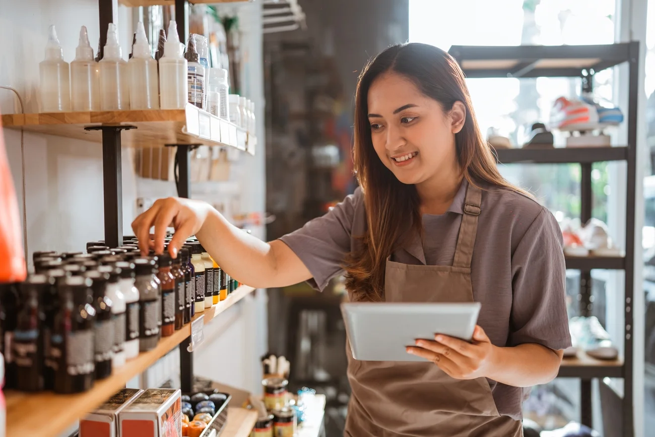 Una mujer emprendedora trabajando en su negocio