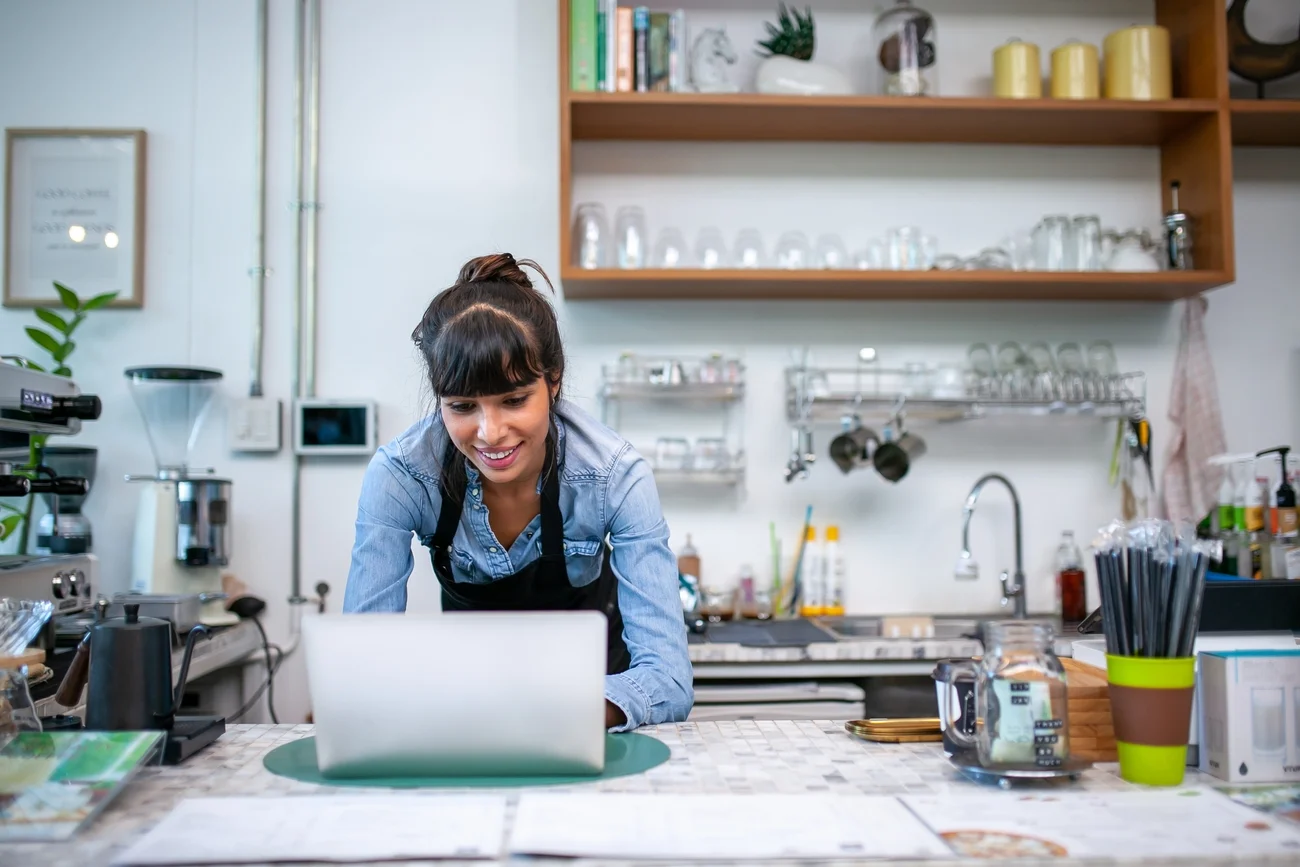 Emprendedores aprendiendo sobre los negocios digitales.